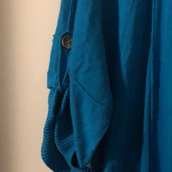 SALE!! DKNY SWEATER- 🔥🔥 5/25!!!🔥🔥 - Picture 4 of 8